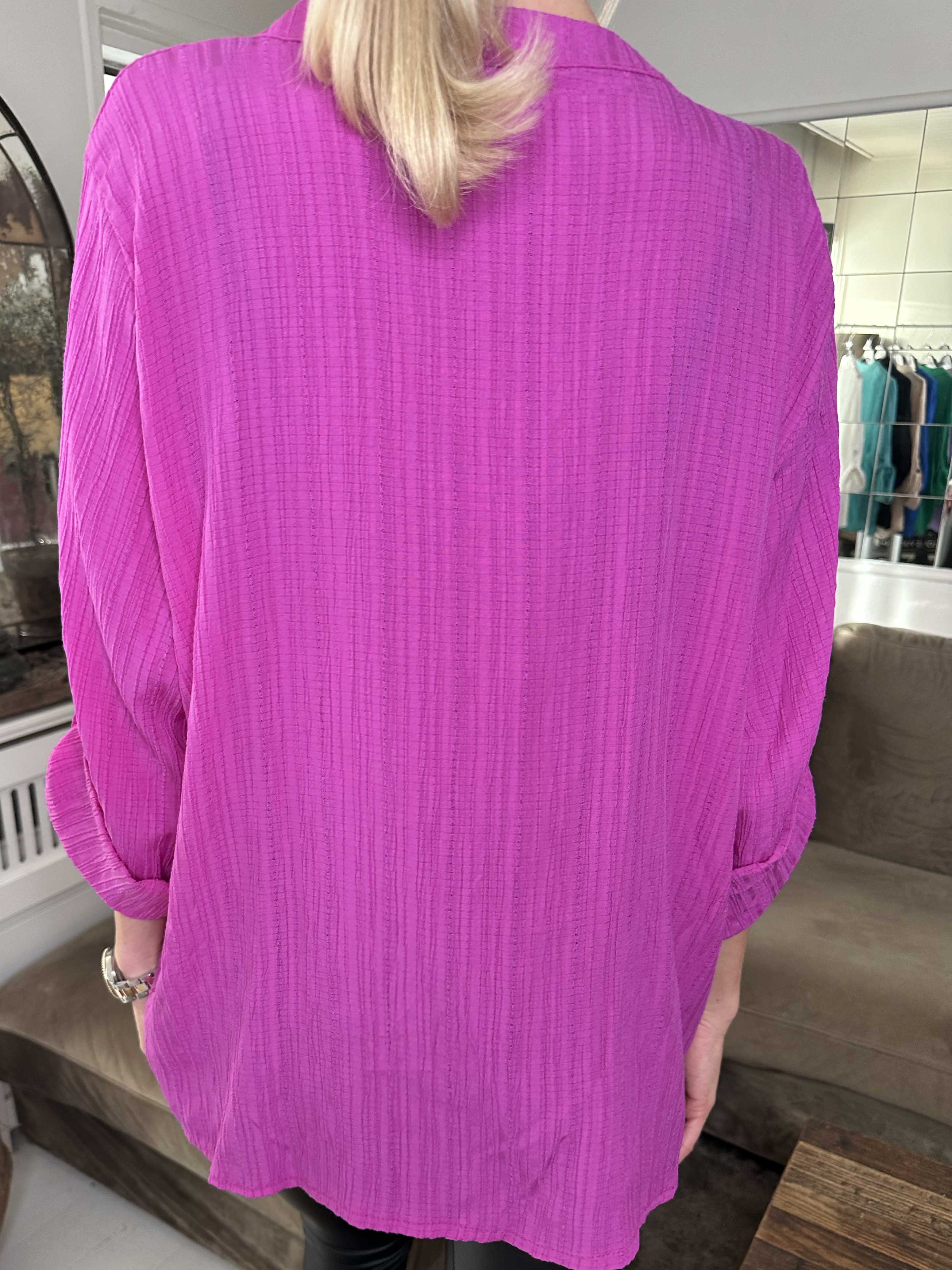 Karah - Ensfarvet skjorte i crepet look